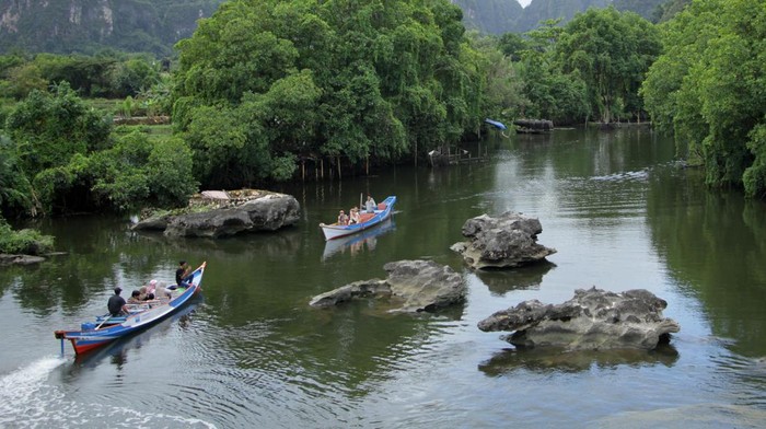 Desa wisata Rammang-rammang menarik untuk dikunjungi saat ke Kabupaten Maros. Di sini wisatawan dapat susuri sungai sambil melihat pemandangan pegunungan karst.
