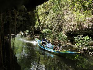 Eksotis! Serunya Menyusuri Sungai di Desa Wisata Rammang-Rammang Maros