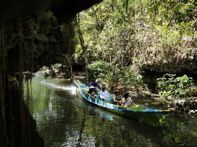 Eksotis! Serunya Menyusuri Sungai di Desa Wisata Rammang-Rammang Maros