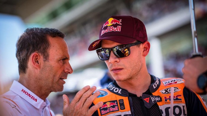 BARCELONA, SPAIN - JUNE 05: Alberto Puig and Stefan Bradl of Germany and Repsol Honda Team at the starting grid during the race of the MotoGP Gran Premi Monster Energy de Catalunya at Circuit de Barcelona-Catalunya on June 05, 2022 in Barcelona, Spain. (Photo by Steve Wobser/Getty Images)