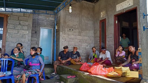 Kerabat mendiang Ni Wayan Wandani, korban tabrakan beruntun di Banjar Pacung, Desa/Kecamatan Baturiti, berkumpul di rumah duka,  Minggu (19/6/2022).