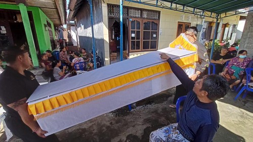 Suasana persiapan penguburan mendiang Ni Wayan Wandani, korban tabrakan beruntun di Banjar Pacung, Desa dan Kecamatan Baturiti, Minggu (19/6/2022).