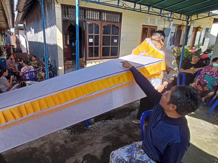 Suasana persiapan penguburan mendiang Ni Wayan Wandani, korban tabrakan beruntun di Banjar Pacung, Desa dan Kecamatan Baturiti, Minggu (19/6/2022).