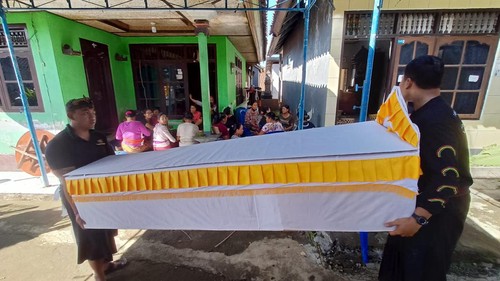 Suasana persiapan penguburan mendiang Ni Wayan Wandani, korban tabrakan beruntun di Banjar Pacung, Desa dan Kecamatan Baturiti, Minggu (19/6/2022).