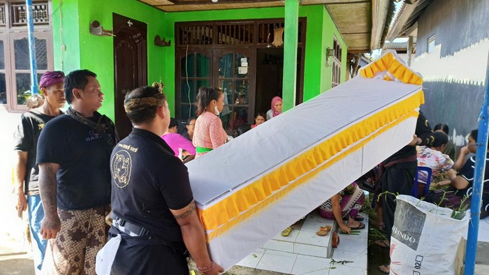 Suasana persiapan penguburan mendiang Ni Wayan Wandani, korban tabrakan beruntun di Banjar Pacung, Desa/Kecamatan Baturiti, Tabanan, Minggu (19/6/2022).