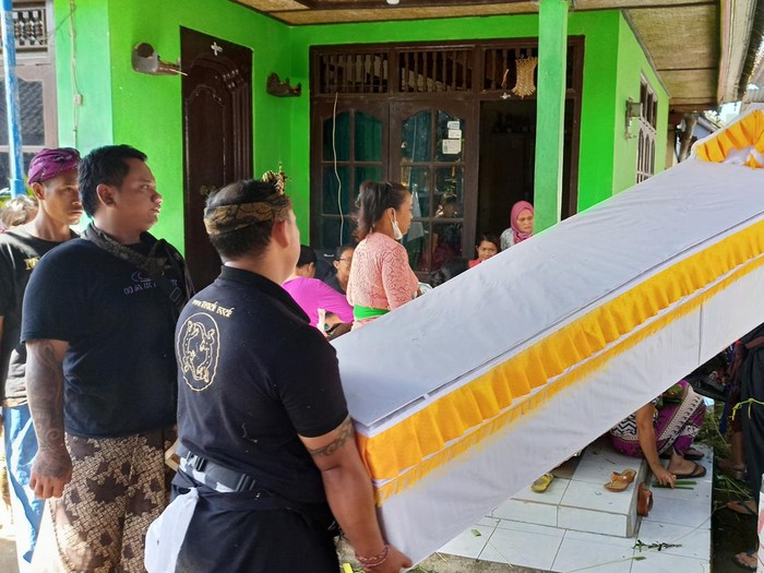 Suasana persiapan penguburan mendiang Ni Wayan Wandani, korban tabrakan beruntun di Banjar Pacung, Desa/Kecamatan Baturiti, Tabanan, Minggu (19/6/2022).