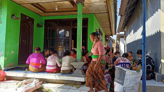 Suasana rumah duka Wayan Wardani di lingkungan Banjar Pacung, Desa/Kecamatan Baturiti, Minggu (19/6/2022)