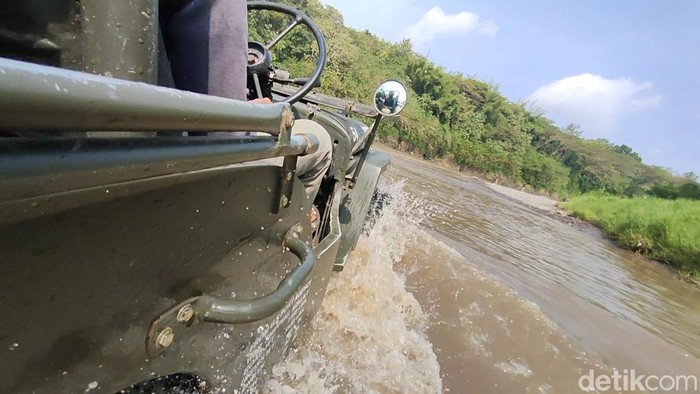 Susur Sungai Progo pakai jip, Kulon Progo. Foto diunggah Minggu (19/6/2022).