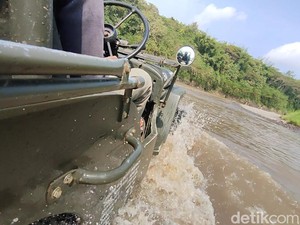 Seru! Susur Sungai Progo Naik Jip di Nanggulan