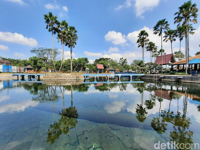 Pemandian Sebening Kristal di Malang