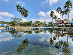 Pemandian Sebening Kristal di Malang Pemandian Sebening Kristal di Malang