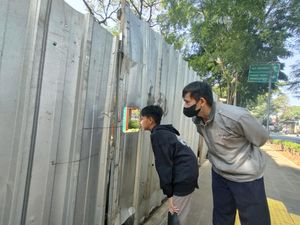 Sekeluarga Ini Kecewa Tebet Eco Park Ditutup sampai Intip dari Lubang Seng