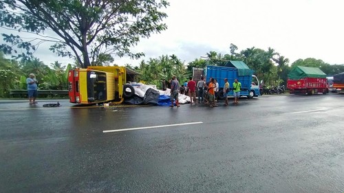 Truk bermuatan pakan lele yang terguling di Jalan Denpasar - Gilimanuk, Dusun Sumbersari, Melaya, Jembrana (19/6/2022)