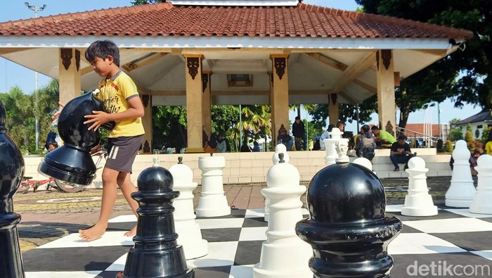 Turnamen catur raksasa di Alun-alun Banjarnegara, Minggu (19/6/2022).