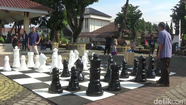 Turnamen catur raksasa di Alun-alun Banjarnegara, Minggu (19/6/2022).