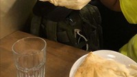 Pesan roti di salah satu restoran khas India, pengunjung ini kaget melihat roti yang mereka pesan bentuknya sangat mirip kepala anjing. Foto: Pool/Site