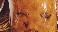 Bukan topeng monster yang terbuat dari kulit manusia! Ini adalah pie daging yang dari luar punya penampilan menyeramkan. Foto: Pool/Site