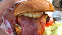 Seperti melihat gigi dan lidah manusia, burger dengan lapisan daging ini menjadi salah satu fenomena pareidolia. Foto: Pool/Site