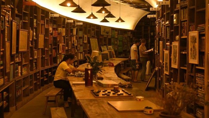 Ada kisah menarik di balik kemunculan toko buku yang ada di Chongqing, China. Toko buku itu sebelumnya adalah tempat perlindungan serangan udara. Ini fotonya.