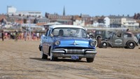Para pencinta mobil klasik berkumpul di pantai yang berada di Bridlington, Inggris, untuk ambil bagian dalam kegiatan Race The Wave yang digelar di akhir pekan.