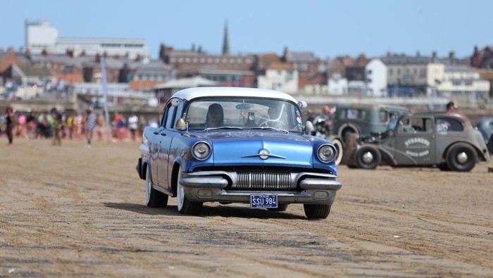 Unik! Saat Mobil Antik Balapan di Pantai Inggris Para pencinta otomotif berkumpul di pantai yang ada di Bridlington, Inggris. Mereka ambil bagian dalam balapan mobil klasik yang digelar di pantai. Penasaran?