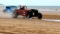 Tampak dua mobil klasik saling memacu kecepatan saat ambil bagian dalam lomba balapan mobil antik yang digelar di pantai yang berada di Bridlington, Inggris.