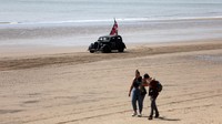 Penampakan salah satu mobil klasik yang ikut serta dalam kegiatan Race The Wave yang digelar di pantai yang berada di Bridlington, Inggris.