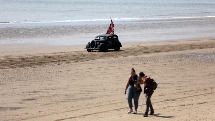 Unik! Saat Mobil Antik Balapan di Pantai Inggris Para pencinta otomotif berkumpul di pantai yang ada di Bridlington, Inggris. Mereka ambil bagian dalam balapan mobil klasik yang digelar di pantai. Penasaran?