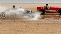 Dua orang pencinta otomotif ambil bagian dalam balapan mobil antik yang digelar di pantai yang berada di Bridlington, Inggris, Sabtu (18/6/2022) waktu setempat.