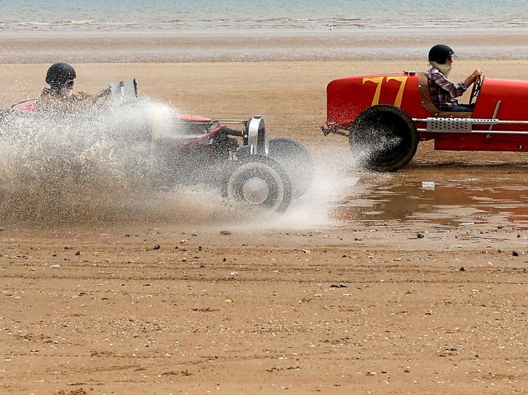 Unik! Saat Mobil Antik Balapan di Pantai Inggris