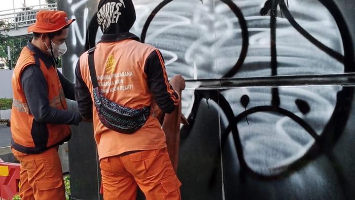 Vandalisme Patung Sudirman di Jakarta (Tiara Aliya/detikcom) Vandalisme Patung Sudirman di Jakarta (Tiara Aliya/detikcom)