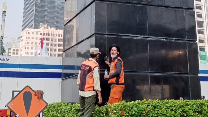 Vandalisme Patung Sudirman di Jakarta (Tiara Aliya/detikcom) Vandalisme Patung Sudirman di Jakarta (Tiara Aliya/detikcom)