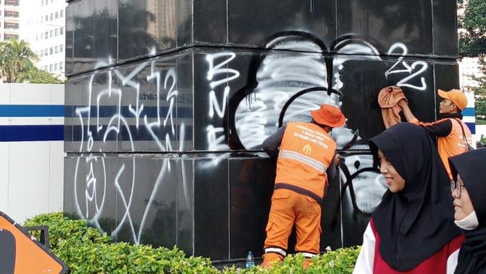 Vandalisme Patung Sudirman di Jakarta (Tiara Aliya/detikcom)