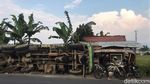 Waduh, Truk di Sukabumi Ini Terguling Gegara Sopir Mengantuk