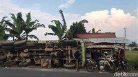 Berdasarkan informasi yang dihimpun, truk itu dalam perjalanan menuju Ciawi, Bogor dari arah Kabupaten Sukabumi. Sopir truk bernopol F 8654 GY itu disebut mengantuk dan hendak beristirahat di pinggir jalan.
