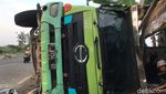 Waduh, Truk di Sukabumi Ini Terguling Gegara Sopir Mengantuk