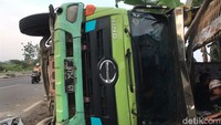 Ujang Ales (50) warga sekaligus pemilik warung mengatakan, kejadian truk terguling itu berlangsung pada dini hari tadi sekitar pukul 01.30 WIB. Saat itu, ia sedang terlelap tidur dan mendengar suara truk terjatuh.