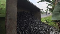 Lebih lanjut, dari dalam warung ia mendengar sang sopir meminta tolong. Saat ke luar, ia sudah melihat truk terguling dan menimpa sebagian atap warungnya.