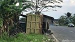 Waduh, Truk di Sukabumi Ini Terguling Gegara Sopir Mengantuk