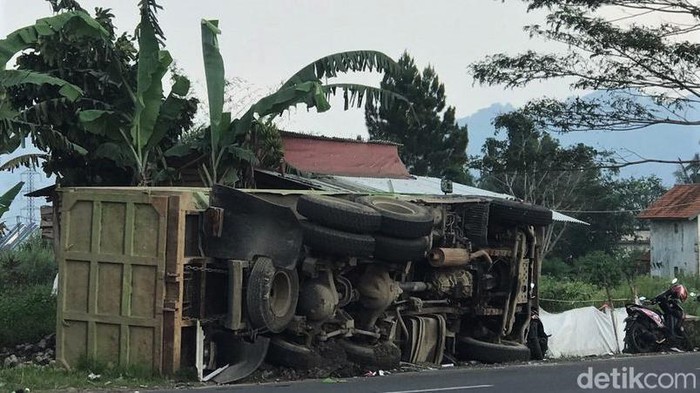 Waduh, Truk di Sukabumi Ini Terguling Gegara Sopir Mengantuk Sebuah truk bermuatan batu terguling di bahu Jalan Jalur Lingkar Selatan, Sukabumi, Jabar. Diketahui, insiden ini terjadi akibat sopir truk dilaporkan mengantuk