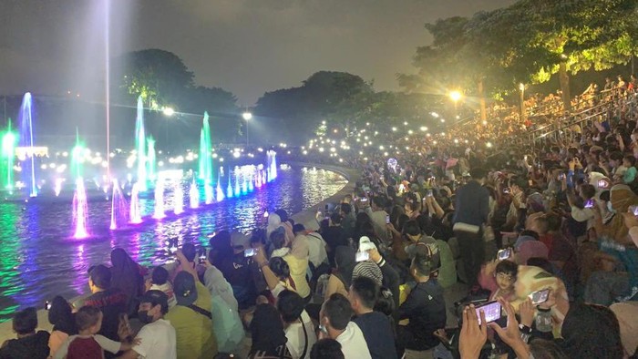Warga padati Lapangan Banteng untuk menonton pertunjukan air mancur menari. (Mulia Budi/detikcom)