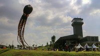 Festival itu diikuti puluhan peserta dari tujuh negara dengan mengikutkan layang-layang berbagai bentuk, ukuran, motif dan warna.