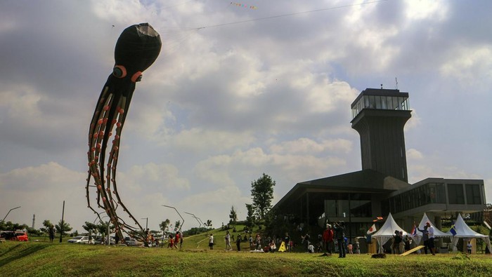 Wow, Ada 'Dolar' Raksasa Melayang di Bogor Festival Layang-Layang Internasional digelar di Bogor. Beragam layang-layang memeriahkan festival itu, salah satunya berbentuk uang kertas dolar. Ini fotonya.