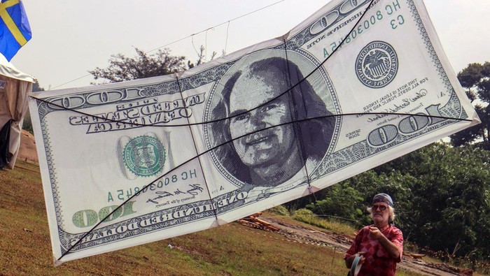 Wow, Ada 'Dolar' Raksasa Melayang di Bogor Festival Layang-Layang Internasional digelar di Bogor. Beragam layang-layang memeriahkan festival itu, salah satunya berbentuk uang kertas dolar. Ini fotonya.