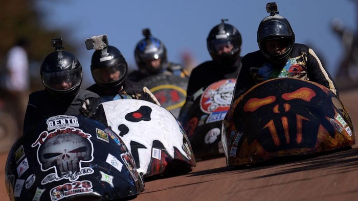 1241391661 Competitors race during the Brazilian Soapbox Cart Championship in Brumadinho, Minas Gerais state, Brazil, on June 18, 2022. (Photo by DOUGLAS MAGNO / AFP) (Photo by DOUGLAS MAGNO/AFP via Getty Images)