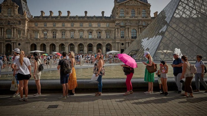 1403651674 PARIS, FRANCE - JUNE 18: A Parisian walks through the Tuileries Gardens in Paris as temperatures are expected to set a new record in the City for the hottest June day, peaking between 38Β°C-39Β°C, on June 18, 2022 in Paris, France. Outdoor public events across France have been cancelled as countries across Europe face high temperatures caused by the mass of hot air moving from north Africa, causing health risks as well as wild fires and energy shortages. (Photo by Kiran Ridley/Getty Images)