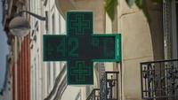 Sebuah termometer digital di sebuah apotek di Paris, Prancis, menunjukkan suhu panas mencapai 42 derajat celcius, Sabtu (18/6/2022).