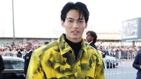 Jaket tersebut dipadukan Win dengan atasan dan bawahan hitam lengkap dengan boots berwarna senada. (Foto: Getty Images for Prada/Jacopo M. Raule) 