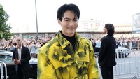 Win Metawin menebar senyuman di Prada Spring/Summer 2023 Menswear Fashion Show. (Foto: Getty Images for Prada/Jacopo M. Raule) 