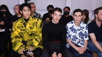 Win Metawin berfoto bersama Manu Rios dan Filippo Scotti . Foto: Getty Images for Prada/Jacopo M. Raule